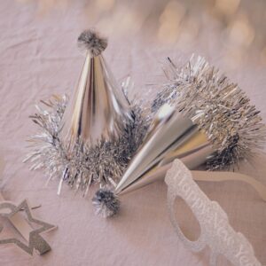 Mit Silberglitzer wird die Deko sofort glamourös. Tolle Sets mit Zubehör gibt es von Søstrene Grene. In diesem stecken jeweils zwei Partyhüte, Brillen und Haarreifen, ca. 12 Euro.