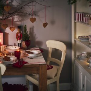 Das Geschirr vereint Kindheitserinnerungen und traditionelle Weihnachtsfreude. Es gehört zur Hutschenreuther Serie „Christmas Love“ und setzt dekorative Akzente in der weihnachtlichen Küche und auf dem Tisch. Gefertigt aus Porzellan.