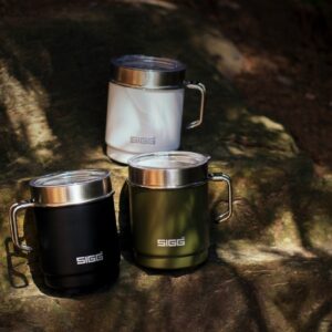 Wer draußen feiert und grillt, möchte vielleicht auch ein heißes Getränk dazu. Damit es bei Eis und Schnee nicht gleich abkühlt, ist es toll, wenn es in einem Thermogefäß steckt. Da ist der „Travel Mug“ von SIGG genau richtig. Er ist ein eleganter, extrem robuster Begleiter aus recyceltem Edelstahl, mit vakuumisolierter Doppelwand, ca. 25 Euro.