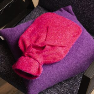 Damit die Gäste draußen nicht frieren, wenn sie beim Grillen zuschauen, ist die Wärmflasche „Alina“ aus Alpaka und Merinoschurwolle optimal. Die Farbe bringt Frische nach draußen, ca. 60 Euro, von Steiner