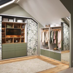 Schubkästen mit Inneneinteilung ordnen Mode-Accessoires perfekt. Vom Schmuck bis zu den Schals und Mützen ist darin alles mit einem Griff erreichbar. Hilfreich sind die Kleiderstangen und die Regale. Von Schmidt Küchen.