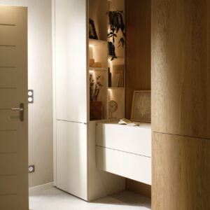 Egal wie kompliziert die Ecken sind, mit einer Maßanfertigung kann jeder Winkel und jeder Bereich optimal genutzt werden und nach eigenen Wünschen gestaltet werden. Schmidt bietet diesen hilfreichen Service an. So ist auch diese interessante Optik in den Farben „Baia“ und „Alona Oak“ entstanden.