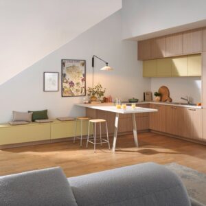 Im Retro-Stil gehalten präsentiert sich die attraktive Küche in hellem Holz und softem Gelb. Das lässt den Raum regelrecht strahlen. Ein Hingucker ist die großzügige Sitzbank und die deckenhohen Schränke. Von Global Küchen.