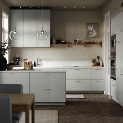 Die Wolken-Küche ist ausgestattet mit Off-White-Fronten, einer hellen Platte und einer farblich zweigeteilten Rückwand. Front „Aspudden“ von Ikea kommt mit einem eleganten schmalen Rahmen daher und ist sehr einladend.