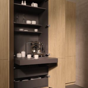 Oft gibt es auf der Arbeitsfläche nicht genug Platz für alle nötigen Geräte und Utensilien. Deshalb ist es eine super Idee, eine extra Kaffeebar zu schaffen. Dafür eignet sich ein deckenhoher Schrank. Die Regale und das ausziehbare Lift-Tablar sind die perfekte Stauraumlösung. Praktisch ist es, dass die Maschine einfach wieder hinter den geschlossenen Schranktüren verschwinden kann, von Leicht.