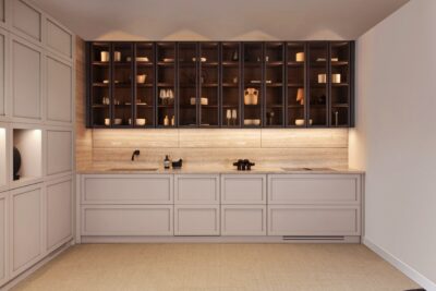 Küche „Atlante“ von L’Ottocento ist an Extravaganz kaum zu übertreffen mit den originellen Materialkombinationen. Außerdem ist der prägende Fronten-Rahmen ein wahrer Hingucker. Genau wie das große Regal in Braun, dass den Wolken-Look charmant kontrastiert.