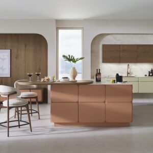 Modulare Systeme erlauben individuelle Kombinationen: ein durchgehendes Interieur-Konzept für das gesamte Zuhause. Die extravaganten Fronten „Facetta“ verschönern in zwei Farben den gesamten Raum und erscheinen dennoch sehr harmonisch, von Ballerina Küchen.