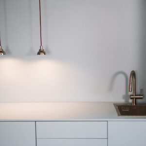 Die Wand begeistert mit einer atmosphärischen Ausstrahlung, obwohl sie Weiß ist. Das schafft der neue Pantoneton. Ein zurückhaltendes Statement setzen dazu die kleinen Pendelleuchten. Die Farbe ist von Miss Pompadour.