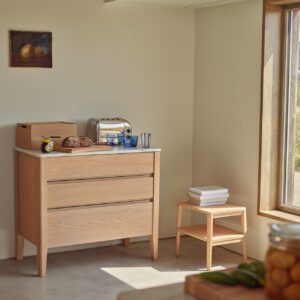 Die anmutig gestaltete Kommode ist ideal für die Küche. Sie kann aber genauso in jedem Raum stehen. Auffällig sind die weich geschwungenen Kanten. Aus der Serie „Borough“ von Neptune. Eine gelungene Mischung aus Skandi und britischem Landhaus-Look.