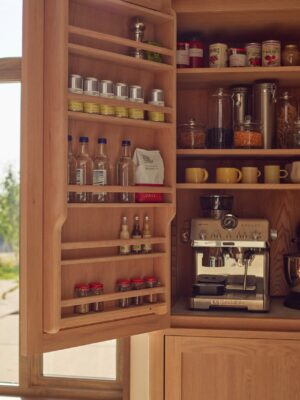 Die Pantry aus der Serie „Borough“ ist ein echter Traum, denn sie sorgt für Ordnung. Egal ob das Gewürze oder Tassen sind, alle Regale und Fächer sind schlau gewählt. Die Küche aus massiver Eiche von Neptune kombiniert britische Elemente mit einem kuscheligen Hygge-Gefühl. Alle Möbel sind Module.