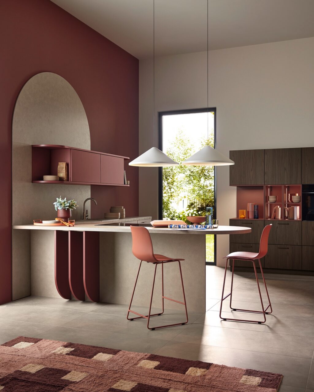 Mutig gewählt ist die Einrichtung von Nolte Küchen. Das betrifft die ungewöhnliche Form, aber auch die Farbwahl. Das alles macht die Insel zu einem echten Statement im Raum. Raffiniert ist dafür wirklich das passende Wort. Es wurden die Fronten „Soft Lack“ in „Hennarot“ gewählt und „Leaf“ in „Noce“ und „Marone“.