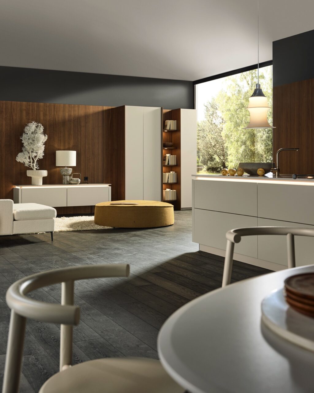 Durchgängige Materialien vom Kochbereich bis ins Wohnzimmer, das verbindet Räume optisch und steigert die Wertigkeit. Gerade für offene Wohnküchen ist das eine Bereicherung. Aus der Serie „Neo Flat“ in „Nussbaum Rosado“ und „Soft Lack“ in „Kaschmir“, alles von Nolte Küchen