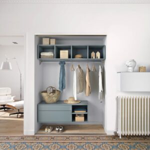 Garderobe in Küchenqualität. Strapazierfähige Fronten und clevere Stauraummodule sorgen für Ordnung im Eingangsbereich. Hübsch ist, wenn sich die Gestaltung im gesamten Zuhause an unterschiedlichen Stellen wiederfindet, von Schmidt Küchen.