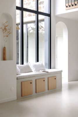 Von hier aus kann man den Koch beobachten und dabei das Sonnenlicht genießen. Die Sitzbank ist gut geplant, denn der runde Abschluss sorgt dafür, dass sich niemand stoßen kann. Außerdem bietet sie sogar noch ein wenig Stauraum, von Plum Living.