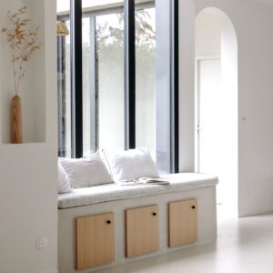 Von hier aus kann man den Koch beobachten und dabei das Sonnenlicht genießen. Die Sitzbank ist gut geplant, denn der runde Abschluss sorgt dafür, dass sich niemand stoßen kann. Außerdem bietet sie sogar noch ein wenig Stauraum, von Plum Living.