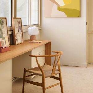 Homeoffice aus dem Küchenprogramm. Hier schaffen klare Linien, modulare Stauraumlösungen und hochwertige Oberflächen den idealen Arbeitsplatz. Zum Schreibtisch mit hilfreichem Stauraum gibt es auch weitere mögliche Schranklösungen, von Plum Living.