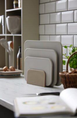 Das Brett „Choptima“ ist ein Allround-Talent aus Kunststoff. Es ist spülmaschinenfest, hygienisch und dekorativ, von Rosti im Farbton „Humus“.