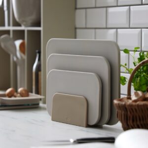 Das Brett „Choptima“ ist ein Allround-Talent aus Kunststoff. Es ist spülmaschinenfest, hygienisch und dekorativ, von Rosti im Farbton „Humus“.