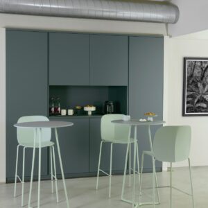 Manchmal sind es Kleinigkeiten, die den Look verändern. So sorgt die Aussparung im massiven Küchenschrank für optische Leichtigkeit und wird zum Hingucker. Sogar eine Kaffeemaschine findet im Regal ihren Platz. Die Stühle und der Tisch harmonieren gut dazu, sie sind von S-Cab.