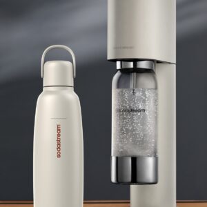 Eine Designikone ist „Enso“ von SodaStream. Der Wassersprudler macht das Kisten schleppen überflüssig. Wirklich toll ist es, wenn die farbliche Optik in dem hellen Sand zur Küche passt.