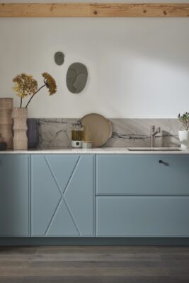 Raffiniert ist bei der Küche „Villa“ von Ballerina Küchen nicht die Anordnung der Möbel oder die Formen. Es ist die Gestaltung der Fronten „Cross Elements“, die in der Nuance „Fehgrau“ erfrischend anders aussehen.