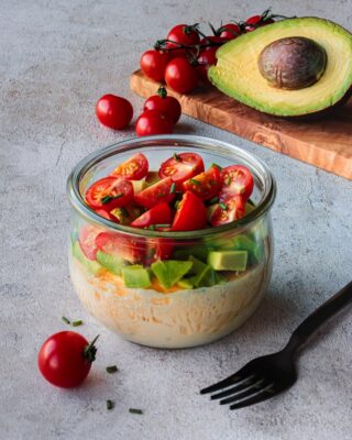 Das Rührei von Leif lässt sich ganz einfach herstellen. Es ist geeignet, entweder als Snack oder als Frühstück. Dafür das fertige Rührei in der Pfanne braten und mit Avocado-Würfeln und kleinen Tomaten und Kräutern in einem Glas schichten.