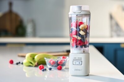 Der „Portable to go Blender“ erleichtert das Zubereiten gesunder Gerichte und hilft, den Kochalltag vielseitiger zu gestalten. Das Gerät zerkleinert sogar gefrorene Früchte. Der Becher ist gedacht für unterwegs. Das ganze Gerät ist kompakt und lässt sich mit auf Reisen nehmen, von Cuisinart.