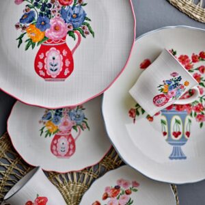 Credit: Bloomingville
Teller, Tassen und auch eine Kuchenplatte gehören zur Serie „Dorothy“ von Bloomingville. Besonders ist das geprägte Blumenmotiv in bunten Farben, das aussieht wie eine feine Stickerei. Das Service ist aus Steingut.
