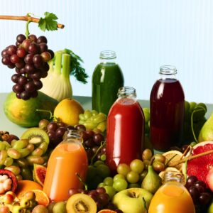 Die Entsafter von Hurom sorgen für köstliche, gesunde Säfte. Sie arbeiten mit der schonenden Kaltpresstechnologie bei niedrigen Umdrehungen pro Minute, um Nährstoffe und Vitamine aus Gemüse und Obst maximal zu erhalten. Auch andere Dinge, wie Eis oder Nussmilch können darin zubereitet werden.