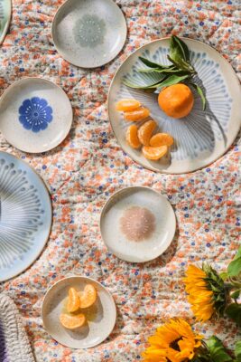 Blumen soweit das Auge reicht. Die niedlichen Schalen aus Steingut gibt es in vier Farben. Um den Look vollständig zu machen, ist die gesteppte Decke mit filigranen Blüten genau richtig. Alles von Ib Laursen.