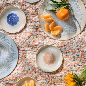 Blumen soweit das Auge reicht. Die niedlichen Schalen aus Steingut gibt es in vier Farben. Um den Look vollständig zu machen, ist die gesteppte Decke mit filigranen Blüten genau richtig. Alles von Ib Laursen.