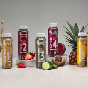 Ein großer Trend fürs Frühjahr sind Saftkuren, die den Körper „resetten“ sollen, indem sie pflanzliche Nährstoffe hochkonzentriert liefern. Die Kloster Kitchen „Bio Saftkur 5 Tage“ gibt es auch für drei oder sieben Tage. Die Kur bietet volle Flaschen mit Obst- und Gemüsesäften, die reich an Vitaminen, Enzymen und sekundären Pflanzenstoffen sind. Das ist hilfreich, um nach dem Winter wieder frischer, leichter und energiegeladener in den Alltag zu starten und nebenbei viel Flüssigkeit aufzunehmen.