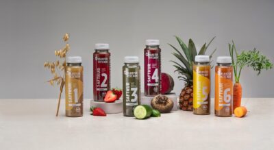 Ein großer Trend fürs Frühjahr sind Saftkuren, die den Körper „resetten“ sollen, indem sie pflanzliche Nährstoffe hochkonzentriert liefern. Die Kloster Kitchen „Bio Saftkur 5 Tage“ gibt es auch für drei oder sieben Tage. Die Kur bietet volle Flaschen mit Obst- und Gemüsesäften, die reich an Vitaminen, Enzymen und sekundären Pflanzenstoffen sind. Das ist hilfreich, um nach dem Winter wieder frischer, leichter und energiegeladener in den Alltag zu starten und nebenbei viel Flüssigkeit aufzunehmen.