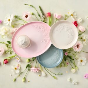 Die neue „Jardin“-Kollektion von Le Creuset vereint ikonische Keramikstücke und bildet einen wunderbaren Strauß aus Narzissen, Tulpen und Glockenblumen. Ganz dezent sind florale Ranken in das Geschirr aus Steinzeug eingearbeitet. Die glasierte Oberfläche ist geeignet für die Spülmaschine, Mikrowelle und den Backofen. Alle Teile geben der Tafel eine natürliche und elegante Note. Positiv beeinflusst wurde alles von der Frische des Frühlings und üppigen Gärten.