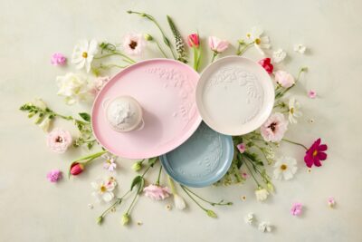 Die neue „Jardin“-Kollektion von Le Creuset vereint ikonische Keramikstücke und bildet einen wunderbaren Strauß aus Narzissen, Tulpen und Glockenblumen. Ganz dezent sind florale Ranken in das Geschirr aus Steinzeug eingearbeitet. Die glasierte Oberfläche ist geeignet für die Spülmaschine, Mikrowelle und den Backofen. Alle Teile geben der Tafel eine natürliche und elegante Note. Positiv beeinflusst wurde alles von der Frische des Frühlings und üppigen Gärten.