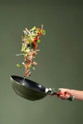 Die stapelbare Kochgeschirr-Serie von MasterPro ist platzsparend. Unter den zehn Teilen gibt es einen Wok. Alle Produkte haben einen Clip-On-Griff, eine flexible Lösung. Der Wok ist aus hochwertigem Aluguss. Dadurch heizt er sich doppelt so schnell auf wie herkömmliche Modelle, ganz ohne ungleichmäßige Hitzezonen. Das Material sorgt für eine super Wärmeleitung und -speicherung, reduziert die Kochzeit und spart bis zu 25 Prozent Energie.