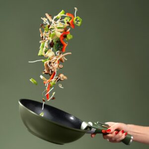 Die stapelbare Kochgeschirr-Serie von MasterPro ist platzsparend. Unter den zehn Teilen gibt es einen Wok. Alle Produkte haben einen Clip-On-Griff, eine flexible Lösung. Der Wok ist aus hochwertigem Aluguss. Dadurch heizt er sich doppelt so schnell auf wie herkömmliche Modelle, ganz ohne ungleichmäßige Hitzezonen. Das Material sorgt für eine super Wärmeleitung und -speicherung, reduziert die Kochzeit und spart bis zu 25 Prozent Energie.