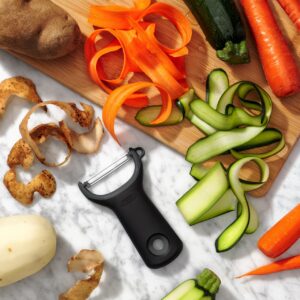 Ein Sparschäler hilft, Gemüse schonend zu schälen. So bleiben wertvolle Vitamine, die unter der Schale stecken, erhalten. Der kleine Helfer „Good Grips“ liegt gut in der Hand. Aus schwarzem Kunststoff von Oxo, ca. 10 Euro.