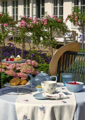 Ein sommerliches Frühstück im Rosengarten, das lässt einen sonnigen Tag sehr gut starten. Ein Highlight auf dem Tisch ist die Tasse und die Textilien mit Blütenmuster. Alles ist von GreenGate.