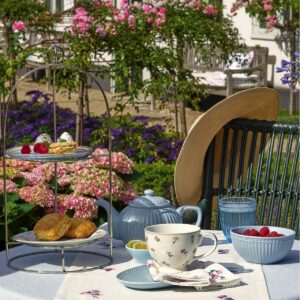 Ein sommerliches Frühstück im Rosengarten, das lässt einen sonnigen Tag sehr gut starten. Ein Highlight auf dem Tisch ist die Tasse und die Textilien mit Blütenmuster. Alles ist von GreenGate.