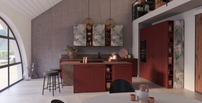 Eine gute Alternative zu einem Bild an der Wand sind die blumigen Fronten aus der Serie „Concrète-Flower“ von Schmidt Küchen. Richtig schön sehen dazu die hübsch arrangierten Trockenblumen aus, die das ganze Jahr über auf der Arbeitsfläche stehen können.