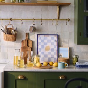 Zitronen sind im Frühling sehr gesund, da sie mit reichlich Vitamin C das Immunsystem nach dem Winter stärken und den Stoffwechsel anregen. Als natürlicher Energie-Booster helfen sie, Frühjahrsmüdigkeit zu bekämpfen, fördern die Verdauung, liefern Kalium und begünstigen die Eisenaufnahme. Wichtig ist ein Glas lauwarmes Zitronenwasser am Morgen. Tipp: Aufgrund der Säure sollte Zitronenwasser idealerweise mit einem Strohhalm getrunken werden, um den Zahnschmelz zu schonen, und nicht direkt vor oder nach dem Zähneputzen. Hübsche Gläser und Karaffen gibt es von Søstrene Grene.