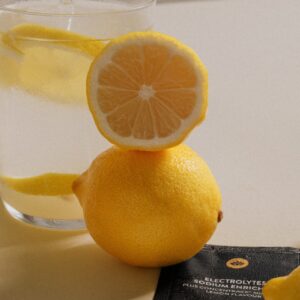 Im Frühjahr braucht unser Körper oft zusätzlich Mineralstoffe, vor allem wenn der Stoffwechsel wieder hochfährt und wir mehr Aktivität in den Alltag bringen. Das neue Elektrolyt-Pulver von Sunday Natural basiert auf Kokoswasser und liefert eine ausgewogene Mischung aus Magnesium, Kalium, Calcium, Zink und B-Vitamine in praktischen Portions-Sachets, ideal, um den Elektrolyt-Haushalt zu unterstützen und Dehydration zu vermeiden, besonders nach Sport oder an wärmeren Tagen.