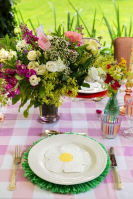 Blumige Akzente, egal wo man auf diesem Tisch hinschaut. Süß sind die Papierservietten „White Daisy“ von Talking Tables. Sie harmonieren toll zu ganz schlichtem Geschirr, aber auch zu bunten Tellern.