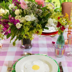 Blumige Akzente, egal wo man auf diesem Tisch hinschaut. Süß sind die Papierservietten „White Daisy“ von Talking Tables. Sie harmonieren toll zu ganz schlichtem Geschirr, aber auch zu bunten Tellern.