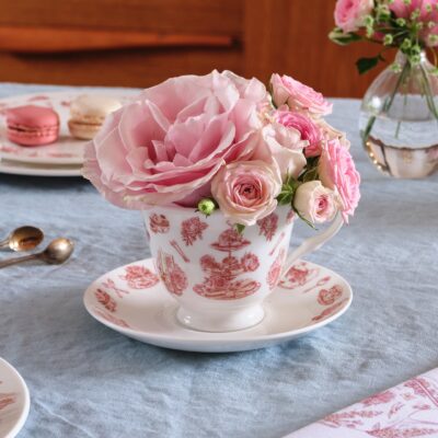 Blume trifft Blume. Und zwar treffen die handgemalten Rosen auf der Tasse die natürlichen in der Tasse. Passt sehr gut zum „Fünf Uhr Tee“ in einem Rosengarten. Das Porzellan ist von Victoria Eggs.