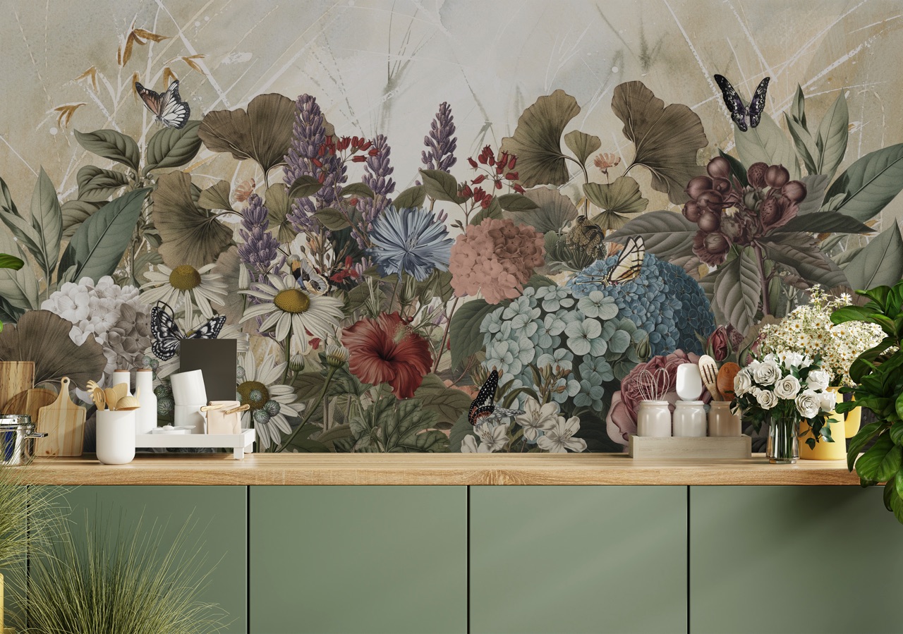 Plakativer können sich Blumen nicht präsentieren als auf der Tapete „Morning Flowery” von Wallsauce. Große Hortensien, klassische Rosen, Gänseblümchen, Hibiskus und Lavendel bilden zusammen einen üppigen Blumenstrauß. Hier und da flattern Schmetterlinge anmutig zwischen den Blüten. Die Komposition gibt der Tapete eine romantische und zeitlose Ausstrahlung.