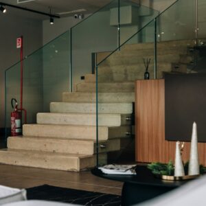 Markante Betontreppe im Wohnraum. Credit: Francesco Liotti, Unsplash