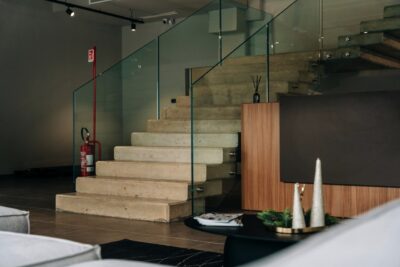 Markante Betontreppe im Wohnraum. Credit: Francesco Liotti, Unsplash