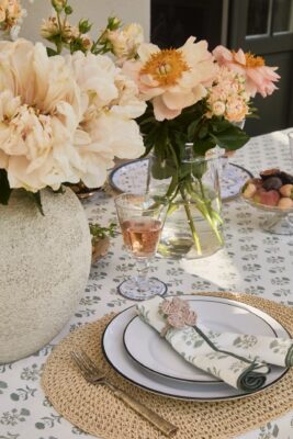 Blumen können ganz zart wirken, das beweist das Arrangement in dezenten Tönen. Zu den tollen Blumen in Abricot gesellen sich Textilien und Geschirr von Lexington. Verschönert wird das Tischerlebnis auch von dem ovalen Platzset aus Papierstrohhalm.